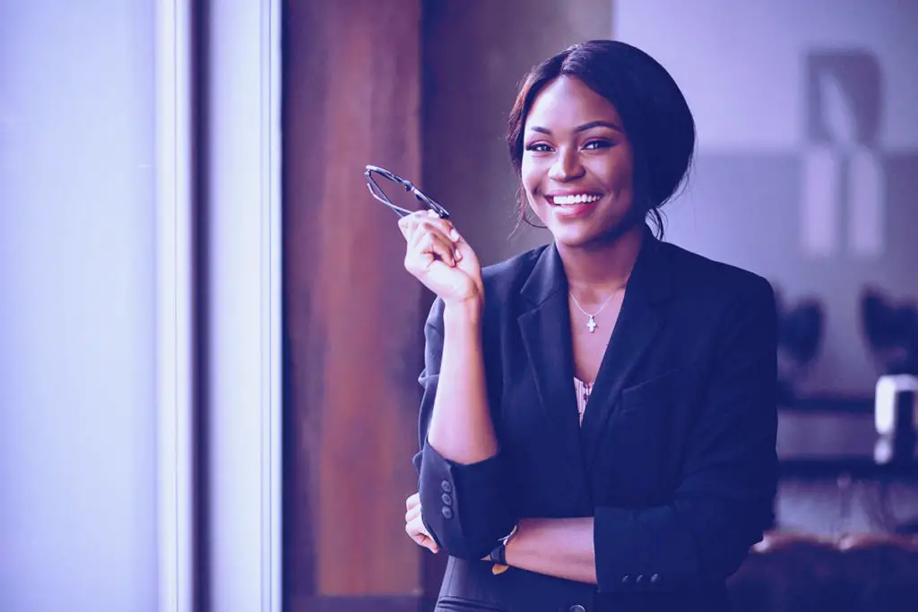 mulher negra executiva com competências de comunicação para ter sucesso no trabalho