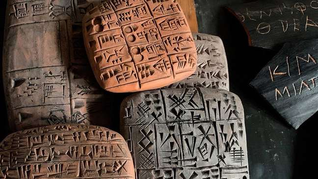 Pedras com escrita cuneiforme | Foto: BBC News Brasil