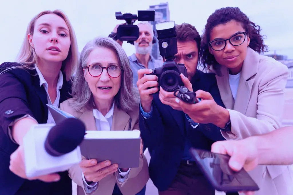 um grupo de jornalistas te olhando e tentando te entrevistar - áreas do jornalismo