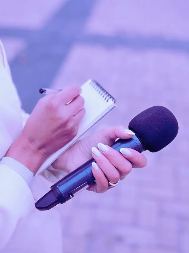 close em mãos de mulher segurando microfone e bloco de notas - áreas de atuação em jornalismo
