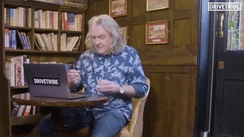homem colocando óculos para ler algo no laptop - escaneando texto webwriting