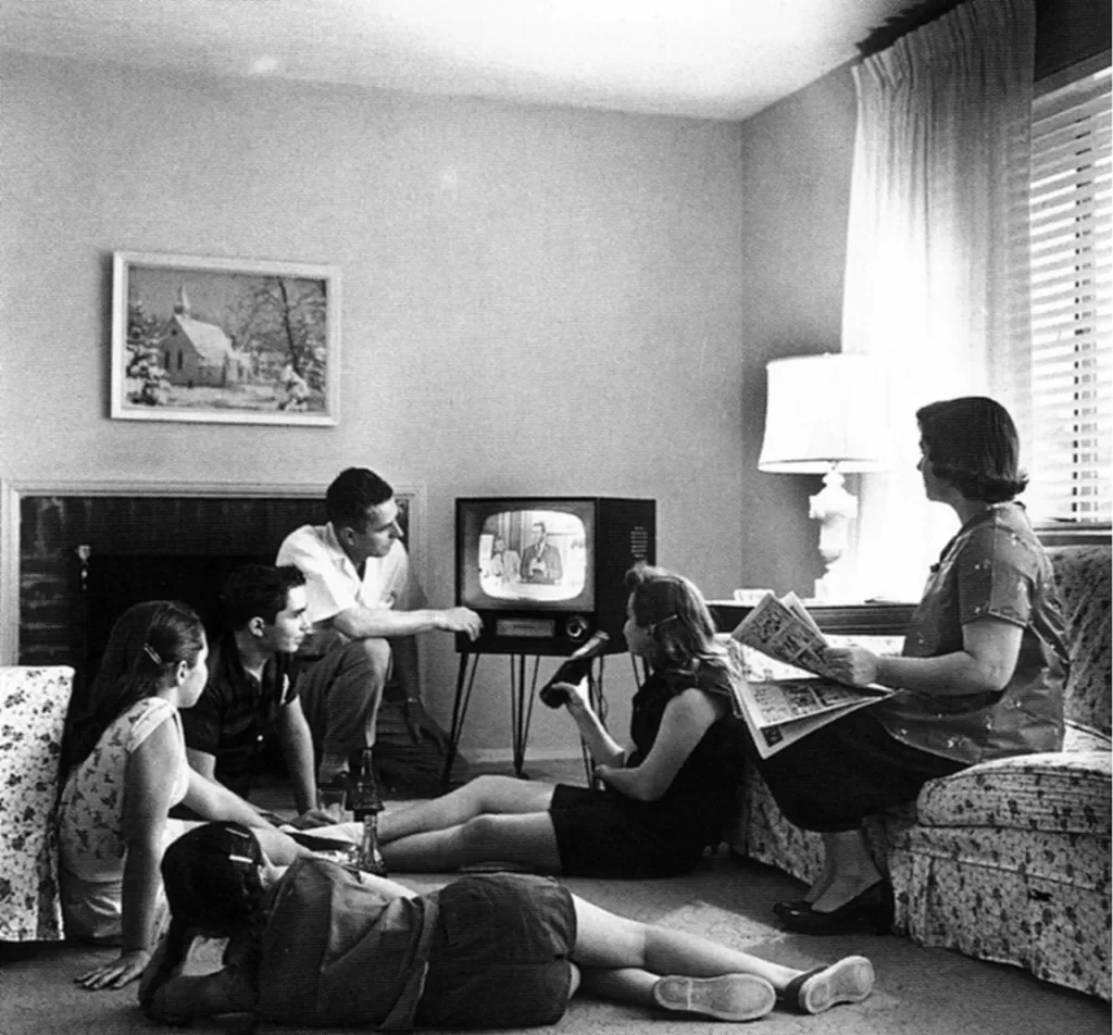 foto preto e branco de família assistindo televisão nos anos 1950