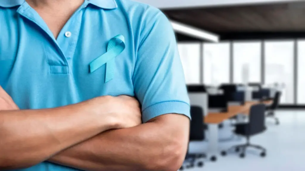 detalha de camisa azul e fita azul em um homem dentro de um escritório cheio de ideias criativas de Novembro Azul nas empresas