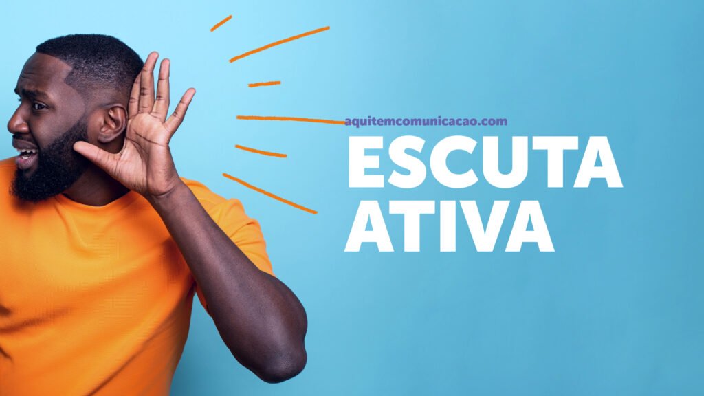 homem negro com mão no ouvido para representar a escuta ativa na comunicação