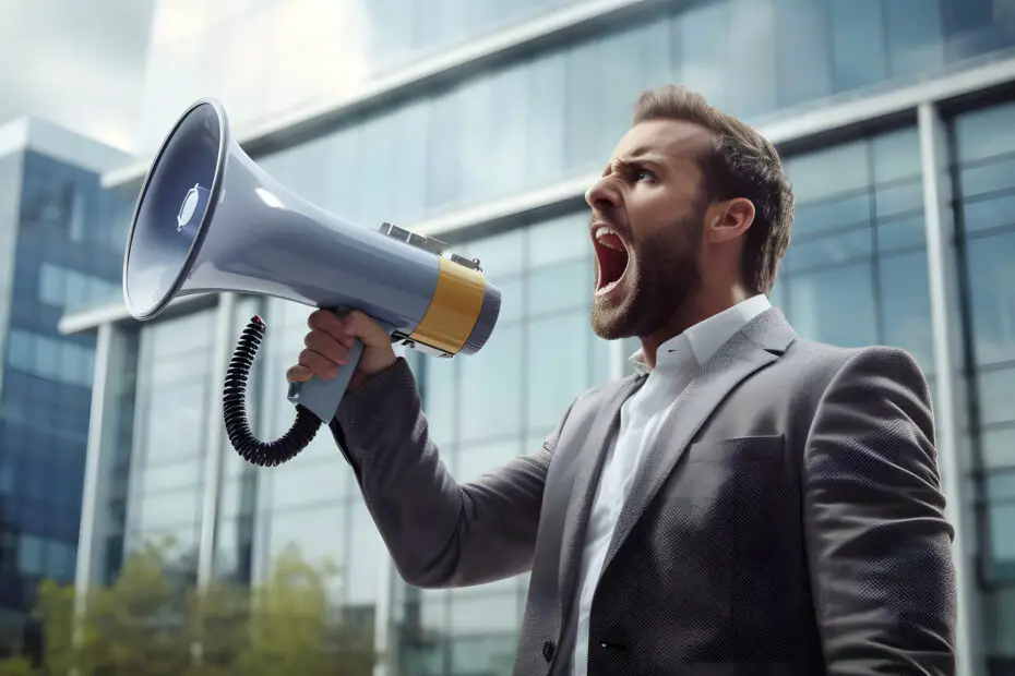 homem executivo gritando com megafone em frente a uma empresa para ilustrar a comunicação externa