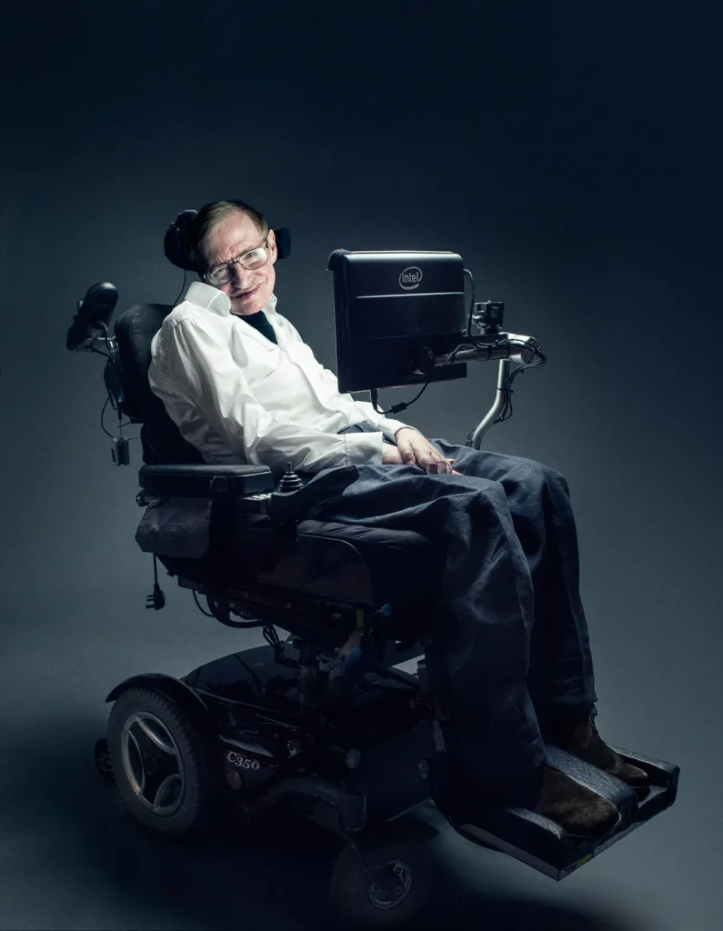 Stephen Hawking sentado em cadeira especial com uma tela Intel para usar tecnologia de sintetizador de fala