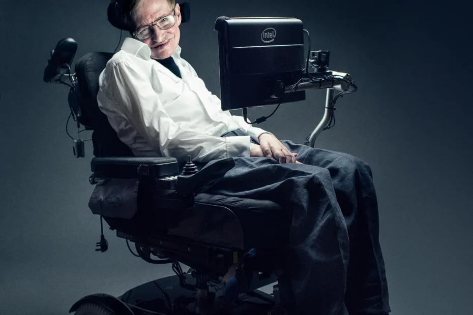Stephen Hawking sentado em cadeira especial com uma tela Intel para usar tecnologia de sintetizador de fala