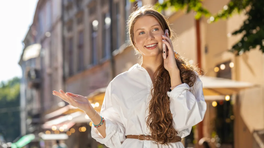 mulher falando no celular para ilustrar como falar bem e ser mais articulado