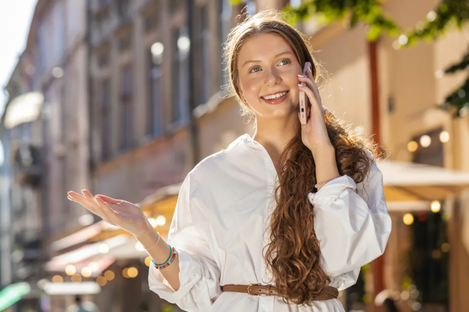 mulher falando no celular para ilustrar como falar bem e ser mais articulado