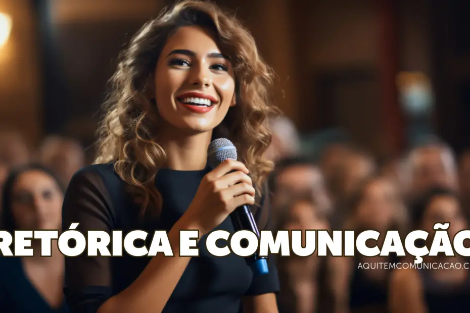 foto de mulher sorrindo diante de plateia, segurando microfone, para ilustrar o que é retórica, sua história e importância na comunicação