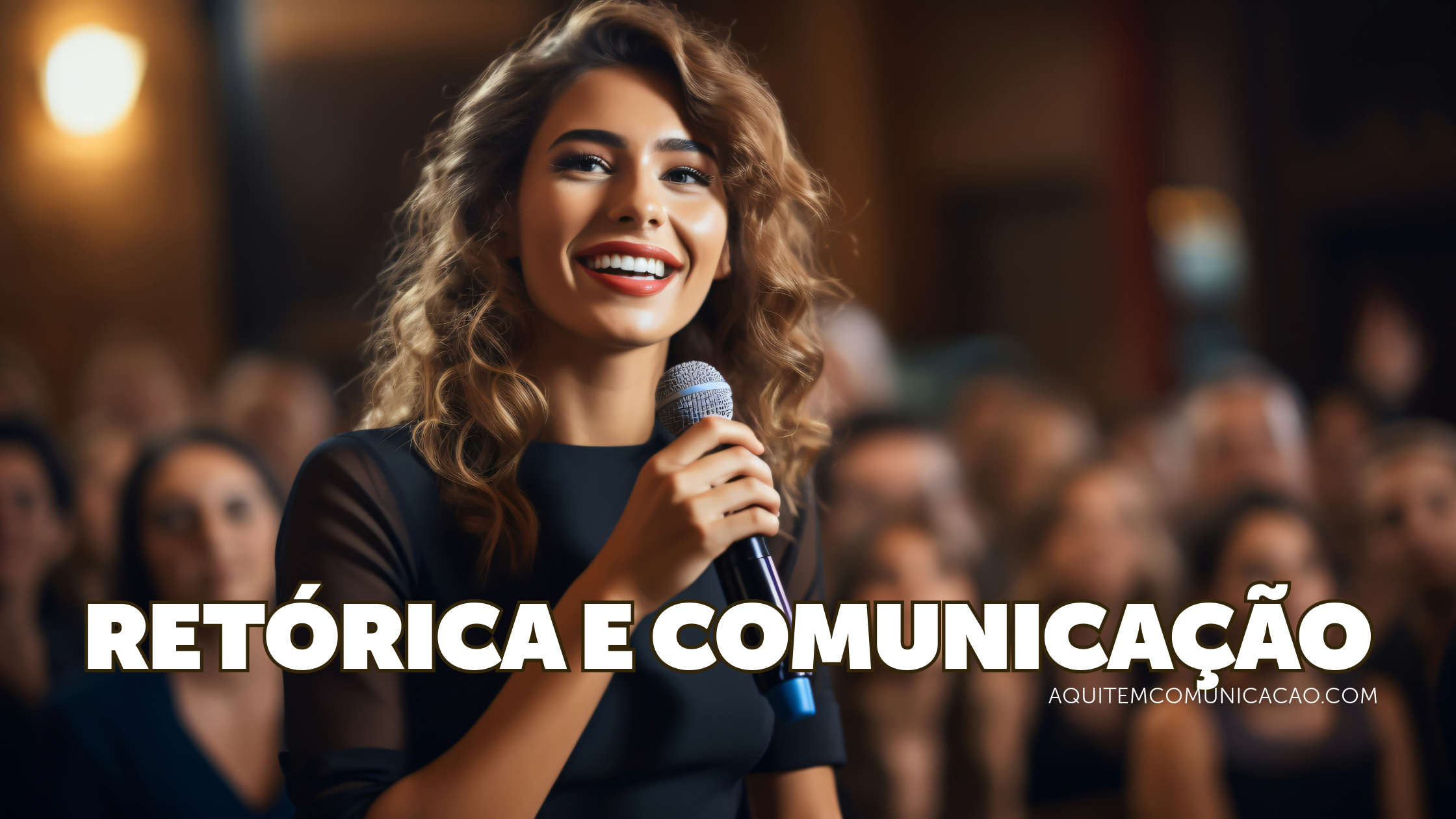 foto de mulher sorrindo diante de plateia, segurando microfone, para ilustrar o que é retórica, sua história e importância na comunicação