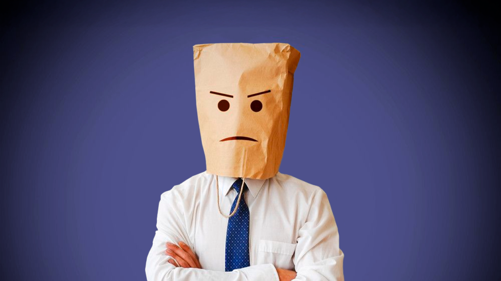uma cabeça de saco de papel com expressão de bravo e um corpo de homem com roupa de escritório para representar a relação com os funcionários de uma empresa que não cuida bem da EOR