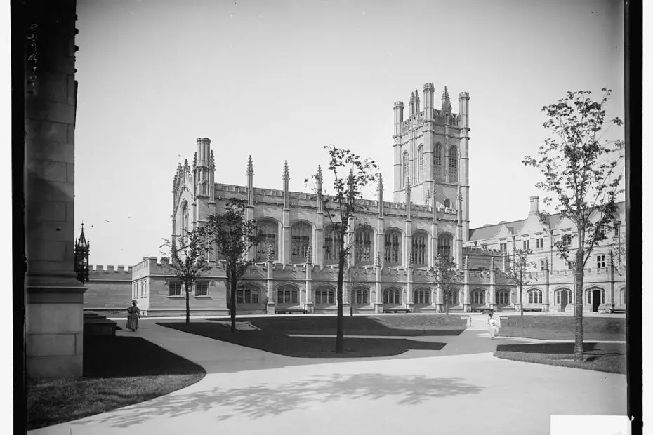 foto preto e branco de um dos prédios da Universidade de Chicago nos anos 1900
