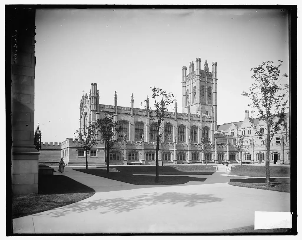 foto preto e branco de um dos prédios da Universidade de Chicago nos anos 1900