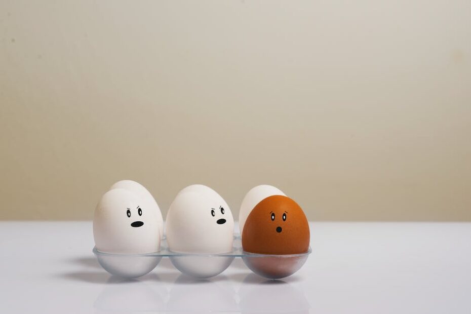 imagem ilustrativa representando os sinais de uma pessoa chata, são ovos brancos que olham incomodados para o ovo que tem uma cor diferente e parece assustado